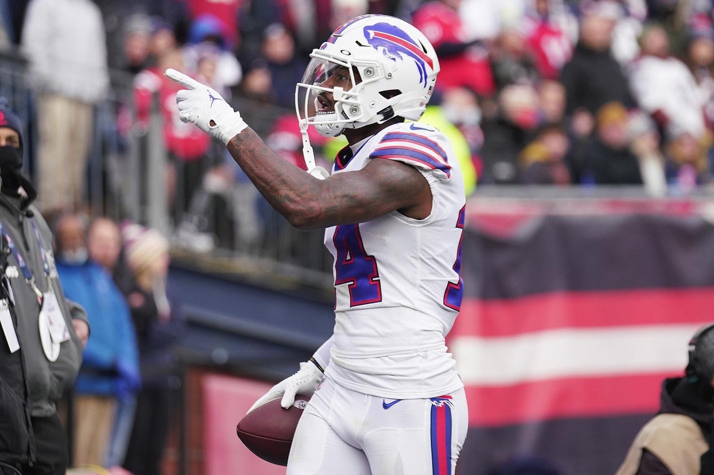 Stefon Diggs tells Patriots fans to 'shut the f--k up' after TD